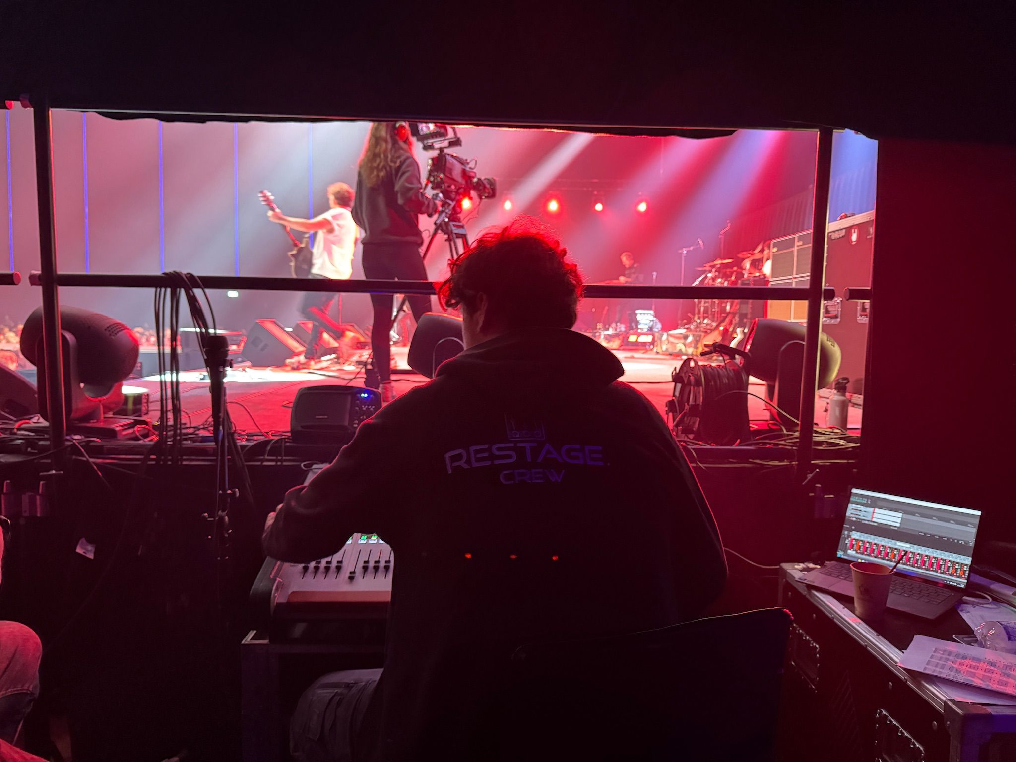 ReStage-crew achter het podium in Rotterdam Ahoy