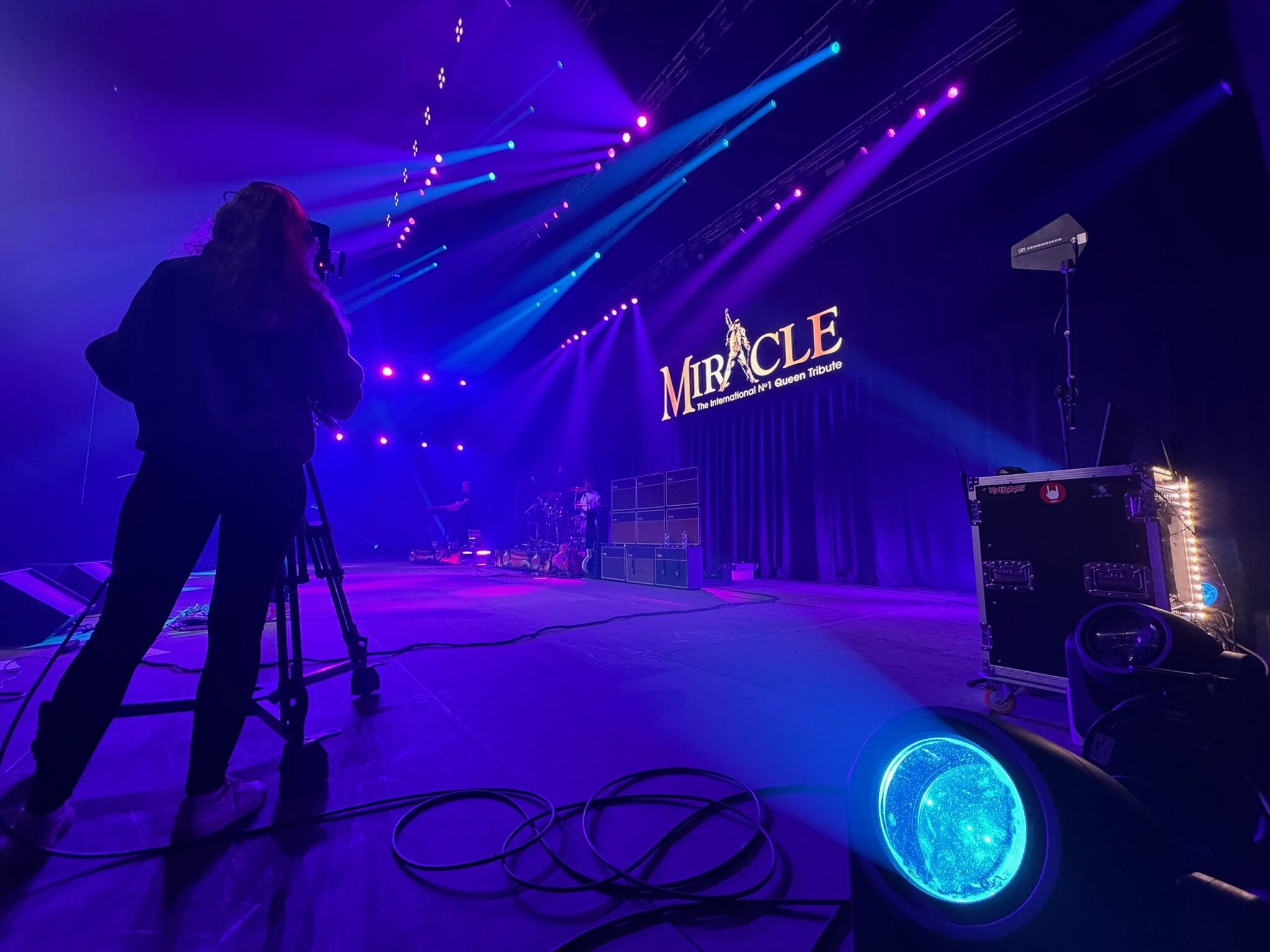 Het podium met blauwe en paarse belichting bij Queen-tributeband Miracle