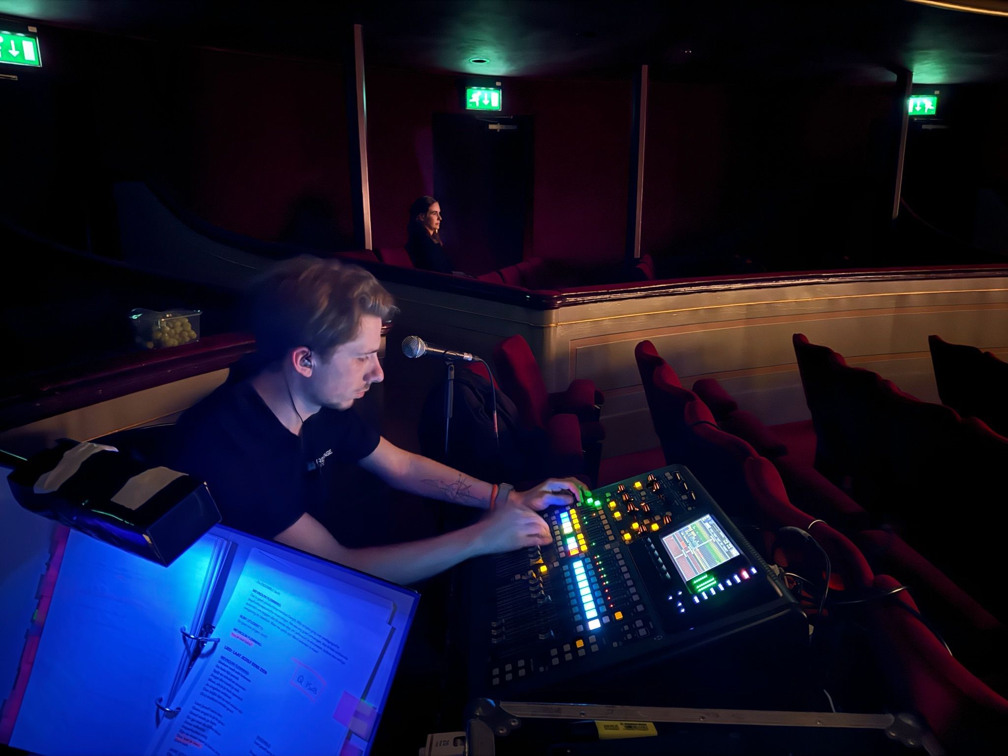 ReStage-technicus aan de mengtafel tijdens een theatervoorstelling