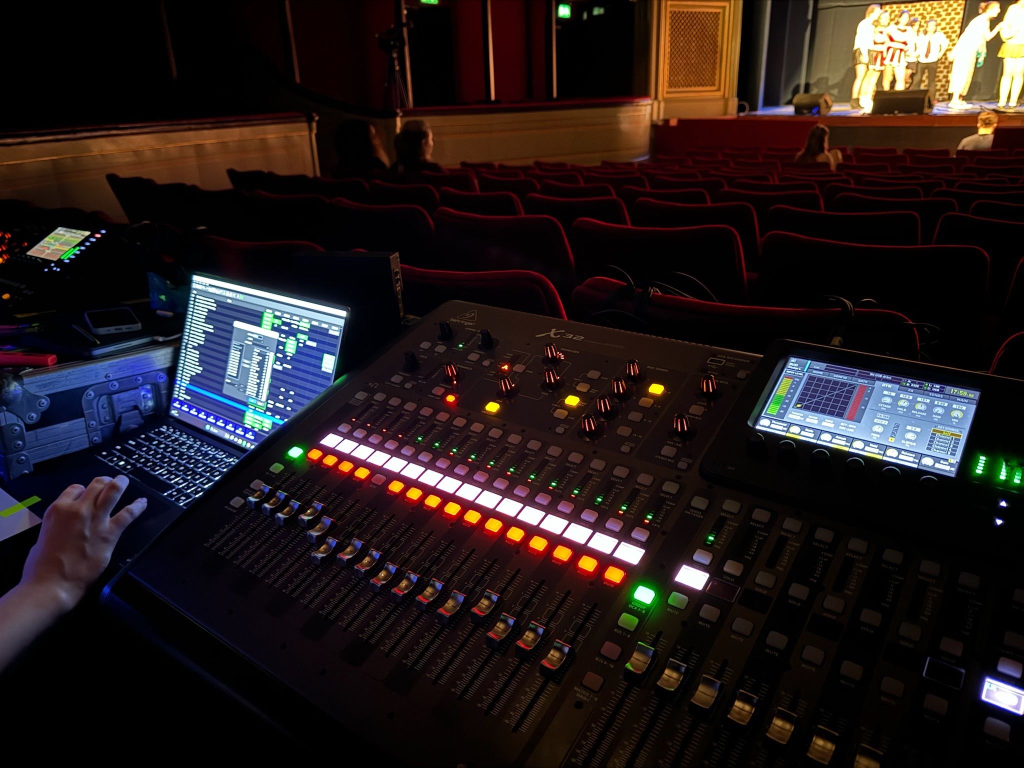 Behringer X32 bij de geluidsregie van een theatervoorstelling